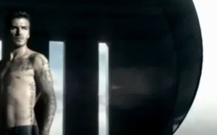 Sprężysty David Beckham reklamuje perfumy [VIDEO]