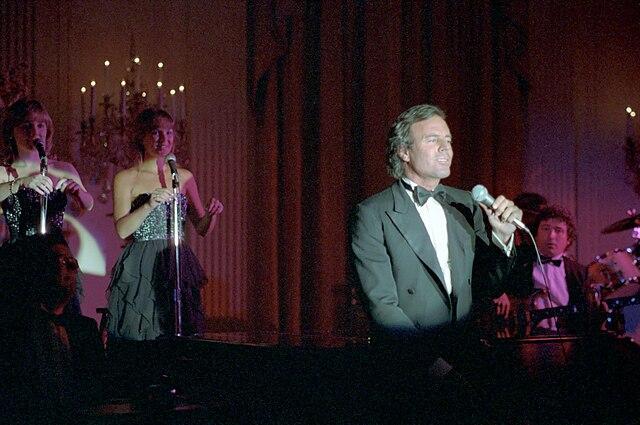 Julio Iglesias fot. Wikimedia Commons 