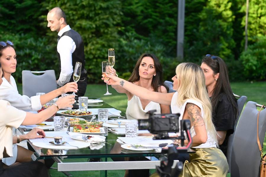 Zdjęcia z planu „The Real Housewives. Żony Warszawy”. Monika Goździalska wyróżnia się ze wszystkich żon