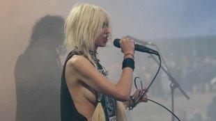 Kto pokazał piersi na koncercie? (FOTO)