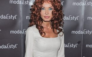 Ewa Minge podkreśla opaleniznę… (FOTO)