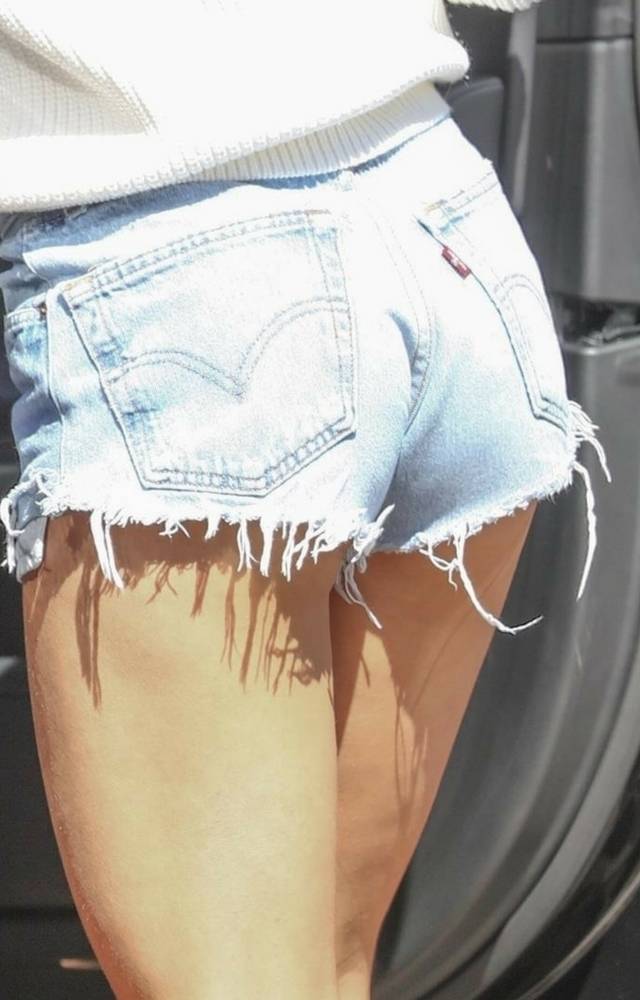 Ta gwiazda wypina się PUPĄ do paparazzi! Ma za krótkie SZORTY