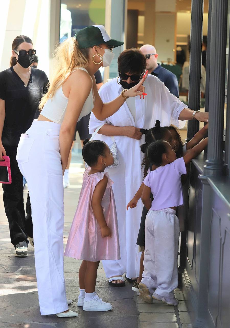 Khloe Kardashian z mamą ogarniają CZWÓRKĘ dzieci. Niełatwe zadanie (ZDJĘCIA)