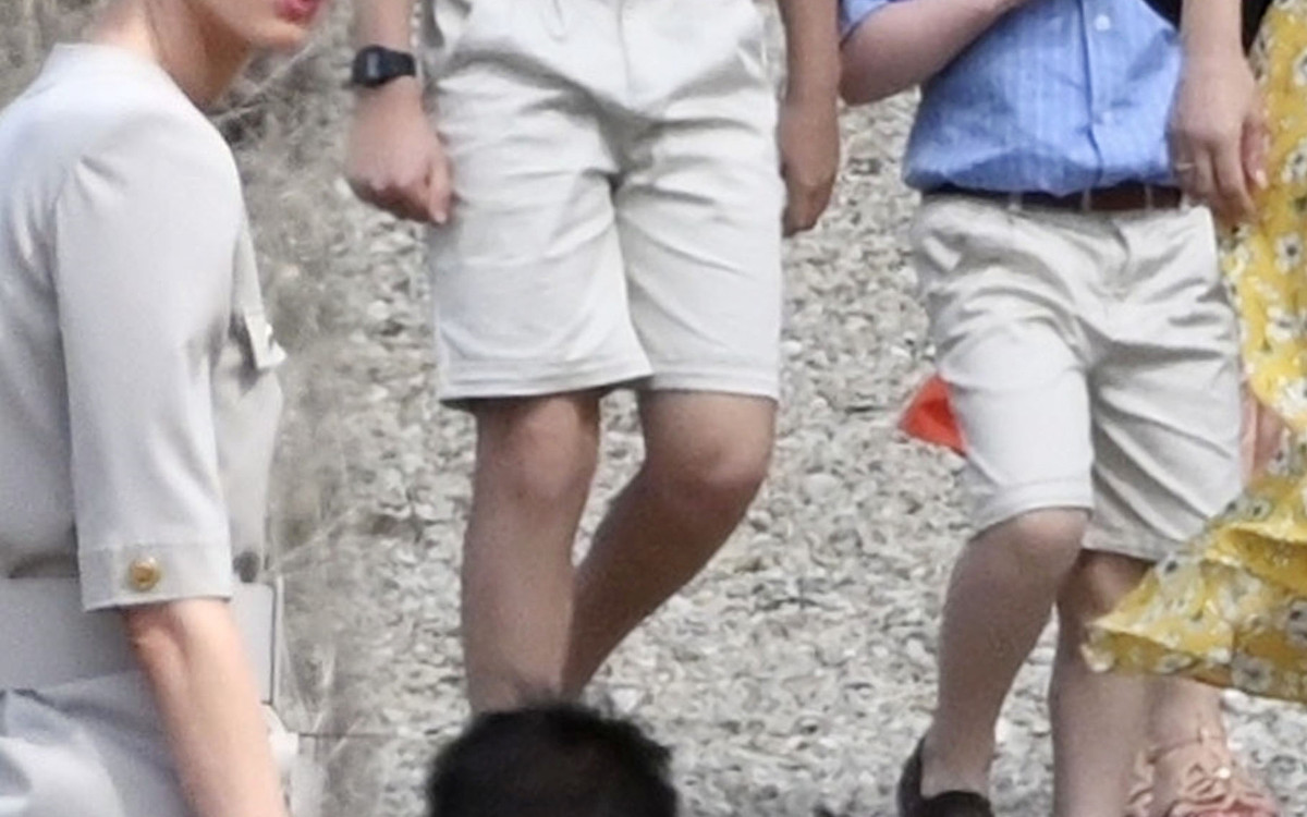 Elizabeth Debicki na planie serialu “The Crown”. Dołączyły do niej postacie Williama i Harry’ego