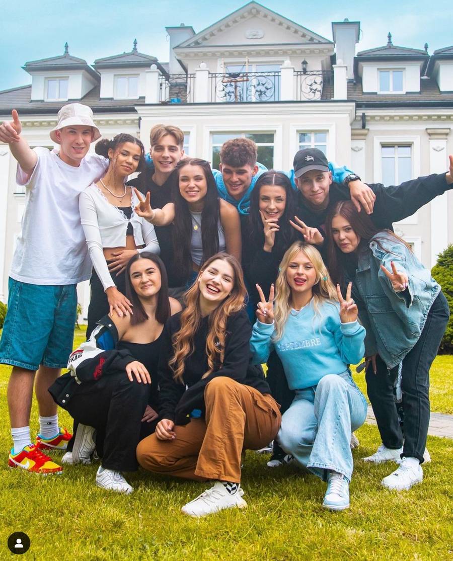 Marzyła o wzięciu udziału w “Tańcu z Gwiazdami”. Kim jest 24-letnia idolka młodzieży, Julia Żugaj?