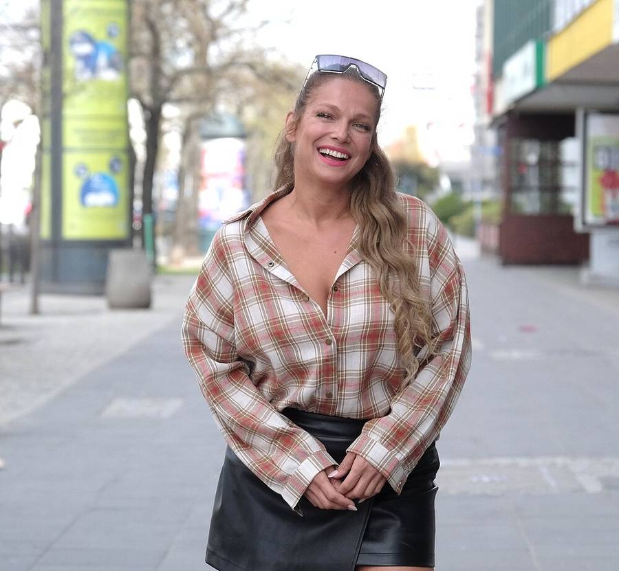 Liszowska w ultrakrótkiej mini świeci nogami, fot. KAPIF