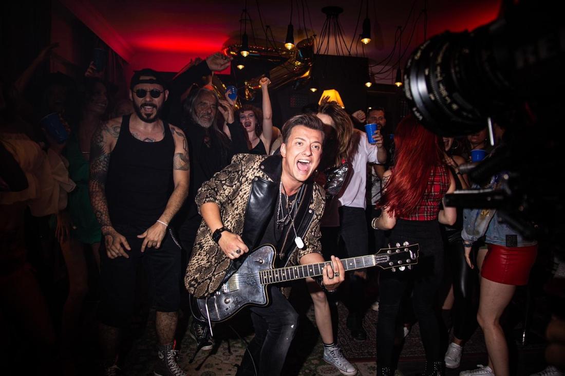 Paweł Tur na planie teledysku.