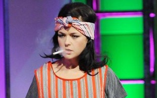 Kasia Cichopek z papierosem i ścierą (FOTO)