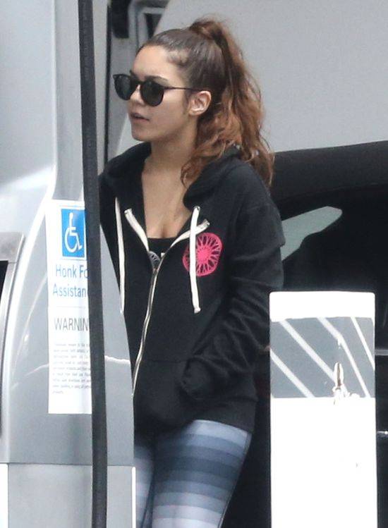 Vanessa Hudgens na stacji benzynowej