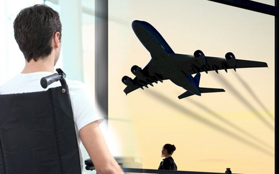 SKANDAL! Niepełnosprawny musiał WCZOŁGAĆ SIĘ do samolotu!