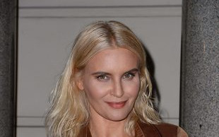 Tylko ONA mogła przyjść na pokaz w piżamie i klapkach z futerkiem (FOTO)