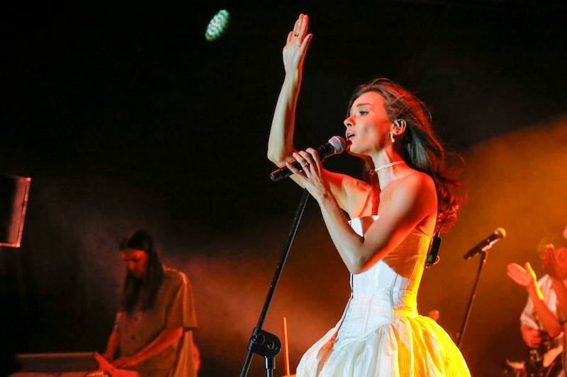 Gwiazdy na pokazie biżuterii. Natalia Szroeder odsłania brzuch, Beata Ścibakówna z córką Helenką…