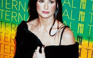 Na Demi Moore sypią się ciosy