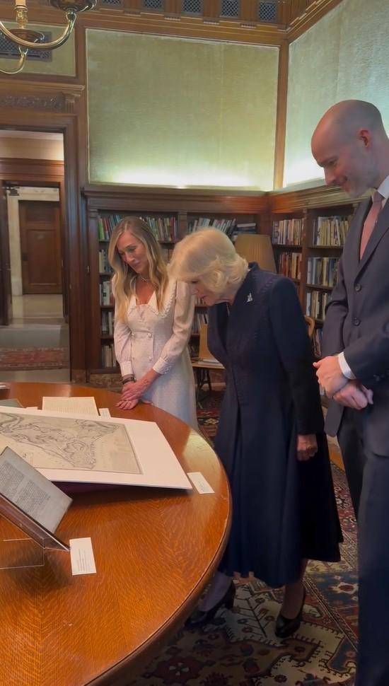 Kamila i Sarah Jessica Parker w publicznej bibliotece Nowego Jorku, fot. Instagram