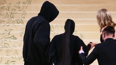 O co chodzi?! Wszyscy myśleli, że Kim Kardashian pojawiła się na Met Gali z Kanye Westem