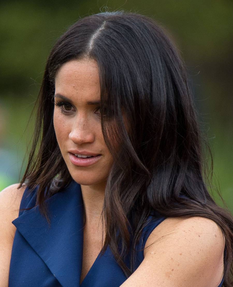 Księżna Meghan w obcisłej sukience – brzuszek jest już spory!