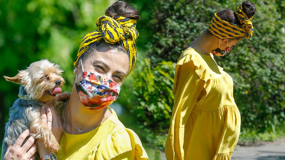 Maja Hyży z ciążowym brzuszkiem na spacerze z psem
