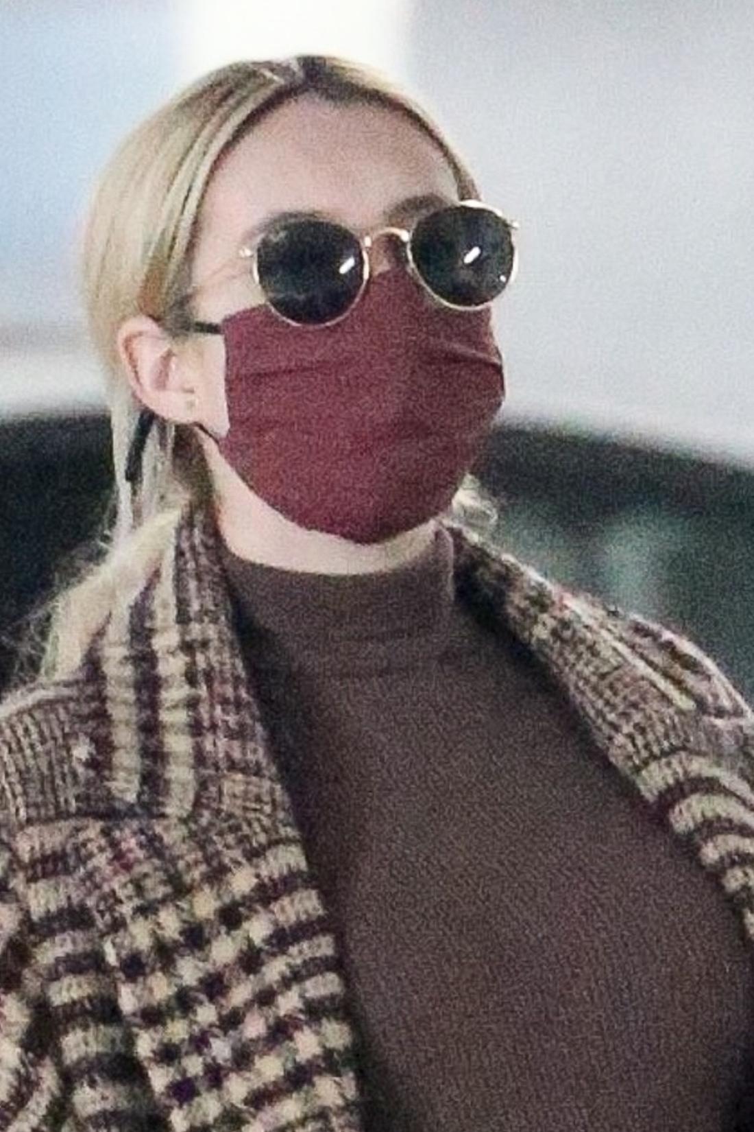 Emma Roberts w maseczce i okularach.