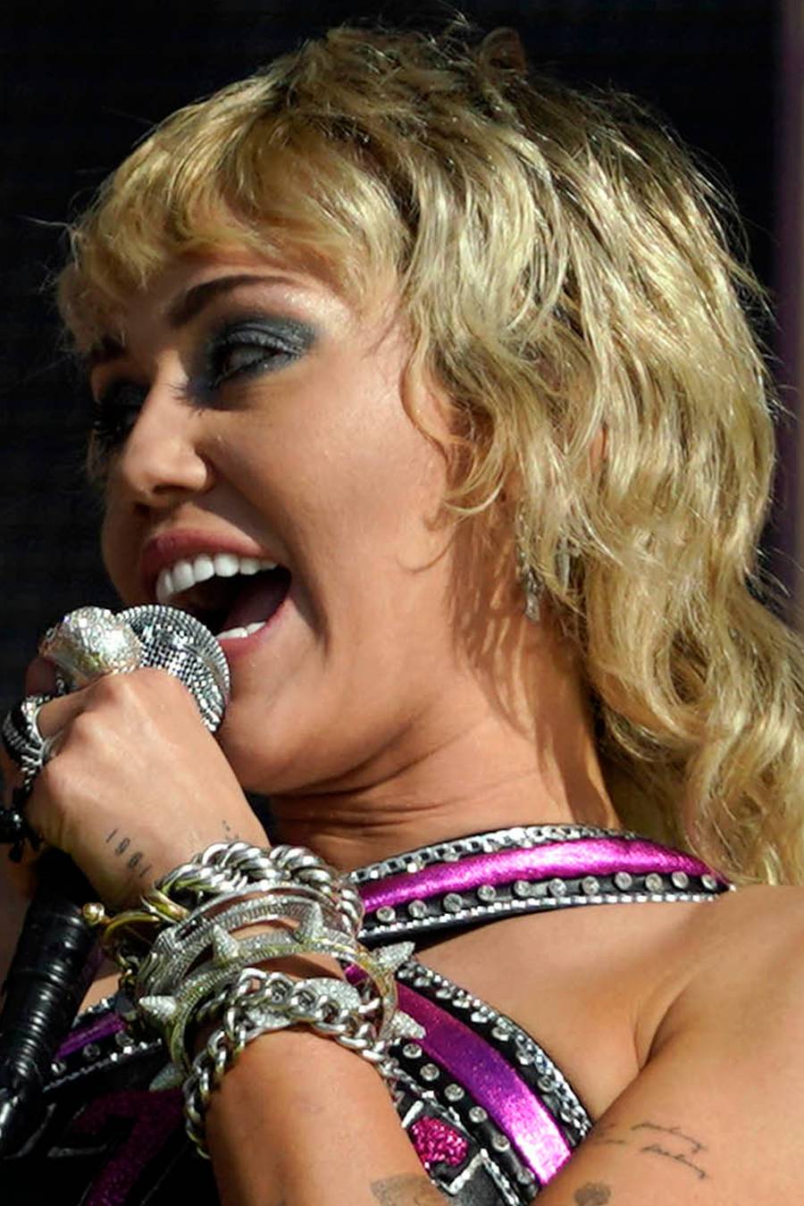 Miley Cyrus w rockowej fryzurze.