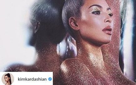 Naga Kim Kardashian skąpana w brokacie robi piorunujące wrażenie