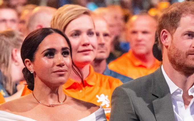 Stylowa Meghan Markle z Harrym na meczu Lakersów