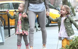 Mała Tabitha i Marion idą grzecznie ze sławną mamą (FOTO)