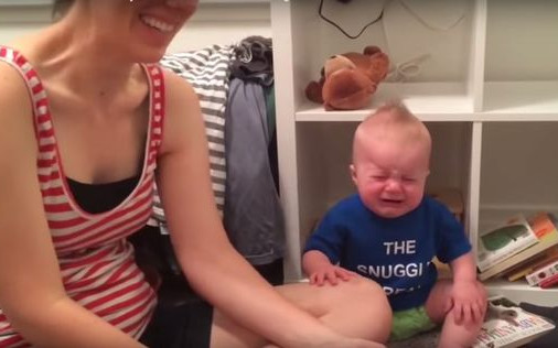 Dziecko płacze, a rodzice się śmieją, bo… (FOTO)