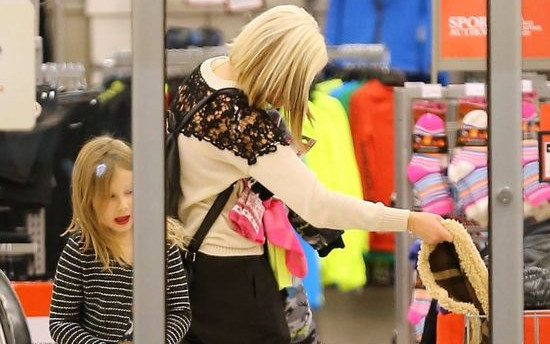 Tori Spelling szaleje na wyprzedażach, grudzień 2014