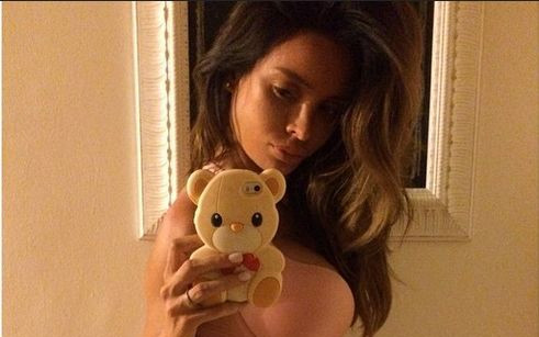 Sarah Stage – modelka z sześciopakiem w ciąży