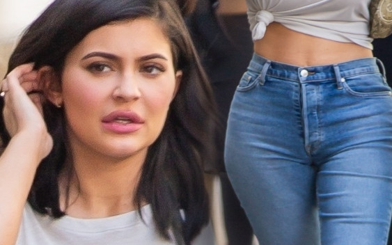 Kylie Jenner w obcisłych dżinsach i z odsłoniętym brzuchem