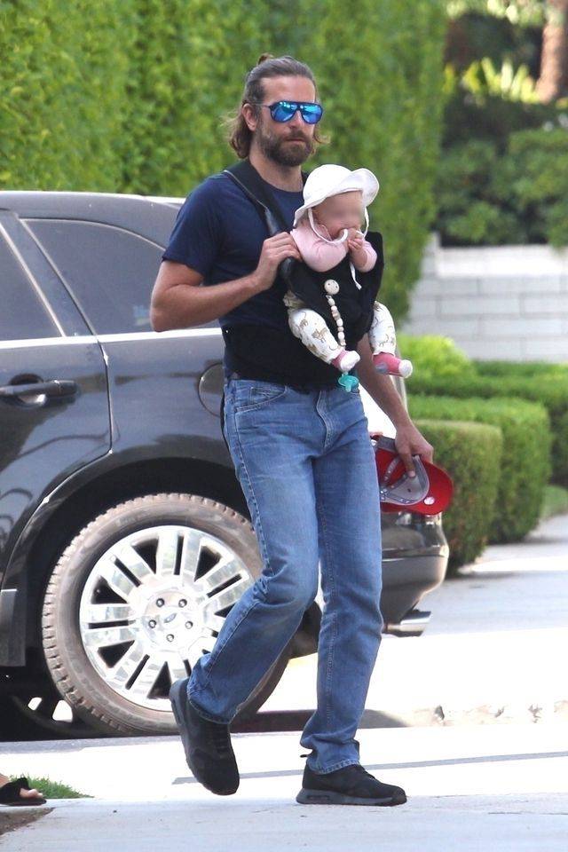 Bradley Cooper i Irina Shayk na spacerze z płaczącą córeczką