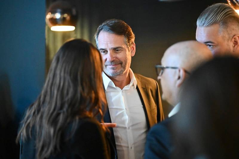 Aktorzy na wieczorze filmowym. Roześmiany Paweł Deląg, Sonia Bohosiewicz…