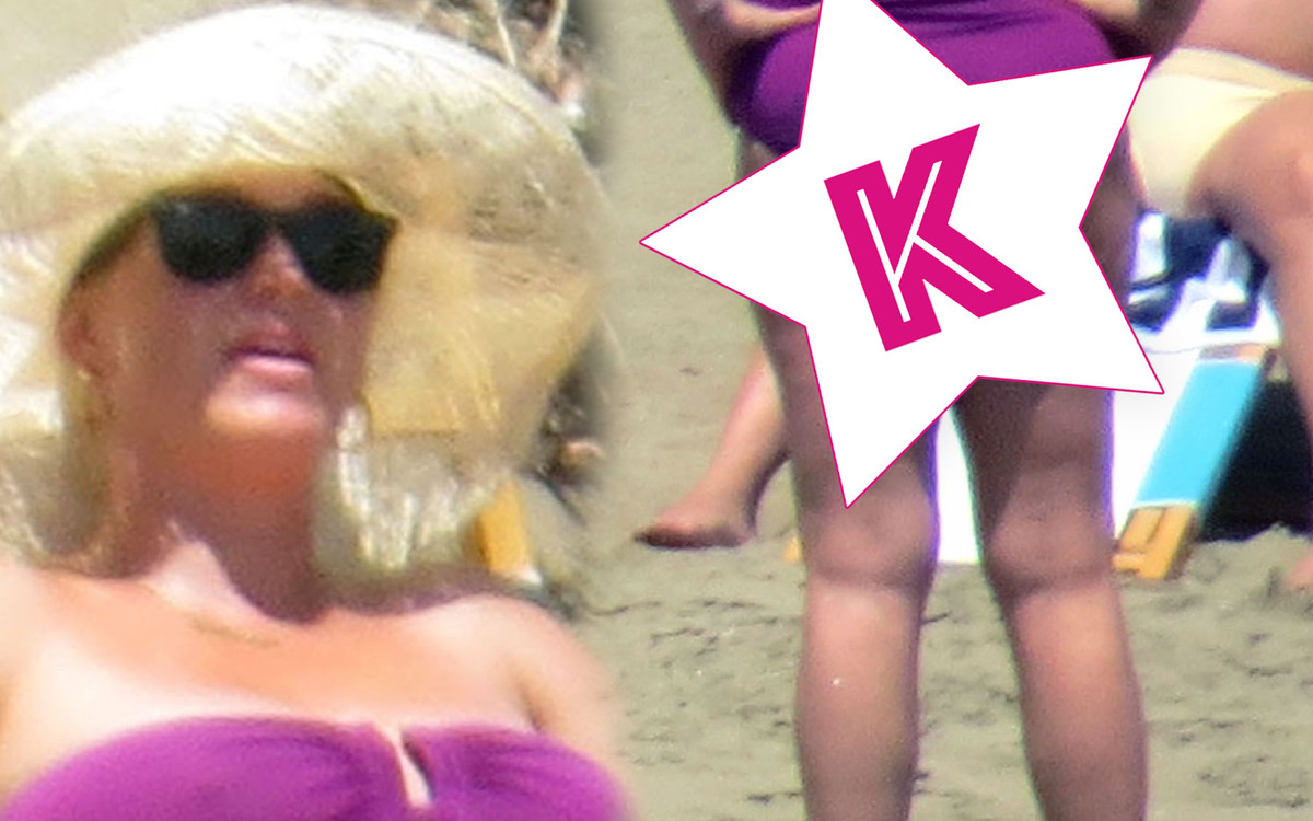 Ciężarna Katy Perry przyłapna w stroju kąpielowym. Nie kłamała, nogi ma faktycznie spuchnięte (ZDJĘCIA)