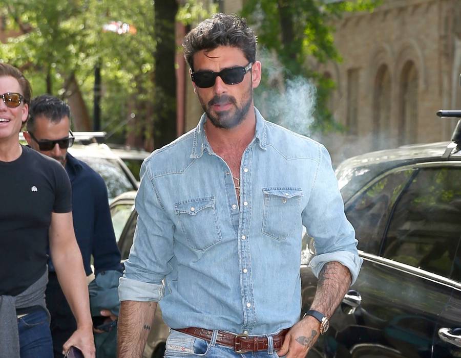 Przystojny Michele Morrone przyłapany przez paparazzi! Ależ on wygląda! (FOTO)