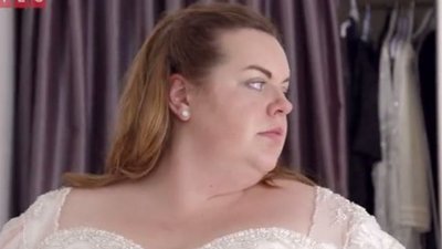 Puszysta panna młoda zrezygnowała z rękawów sukni ślubnej. Efekt? Wow!