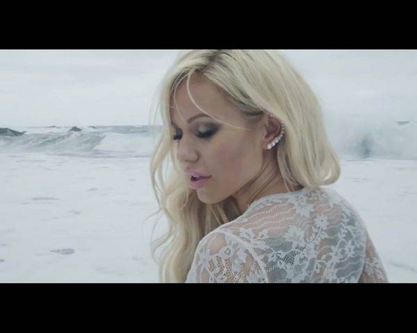 Doda w teledysku Nie pytaj mnie