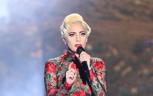 Gdy rok temu Lady Gaga założyła cekiny, gratulowano jej ciąży, a teraz…