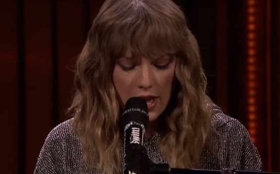 Taylor Swift śpiewa New Year’s Day u Jimmy’ego Fallona