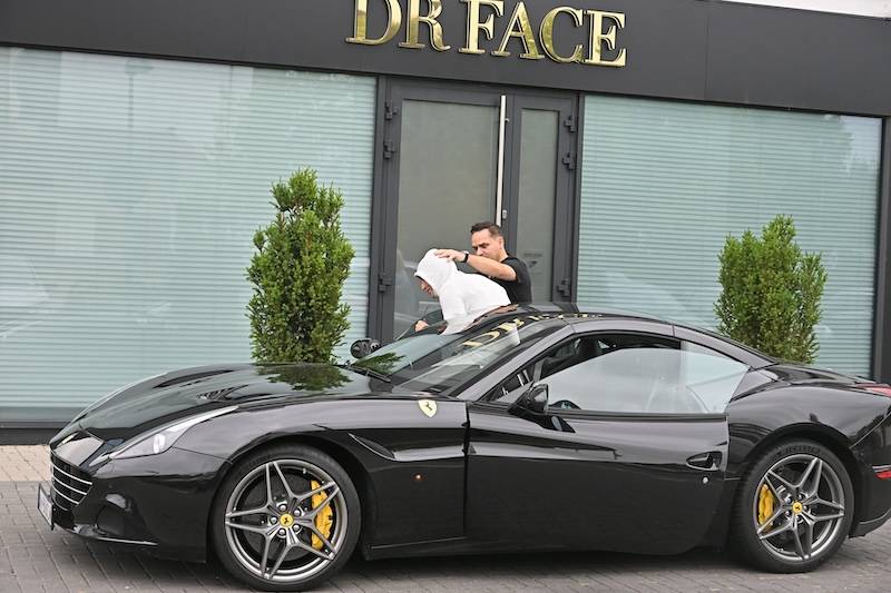 Krzysztof Gojdź opuszcza klinikę, w której poddał się zabiegowi za 150 tys. zł. Udał się na szampana Dom Perignon