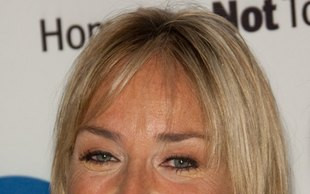 Sharon Stone w kreacji maskującej chudość (FOTO)