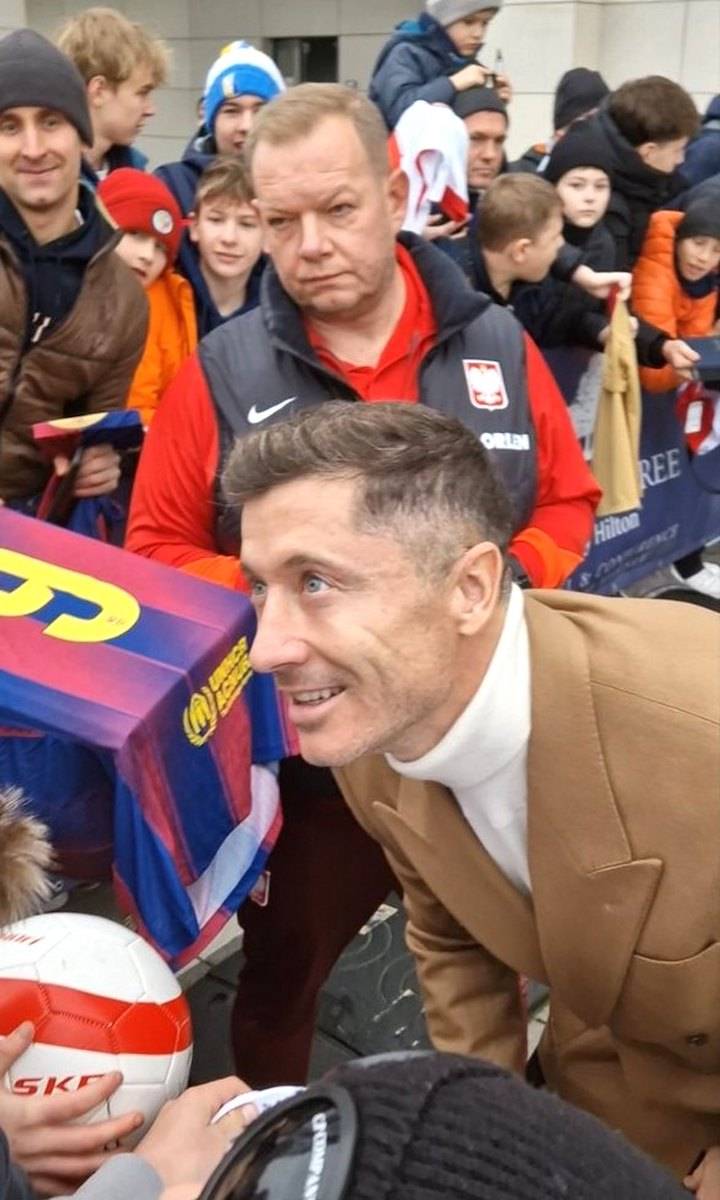 Aż trudno uwierzyć, co Lewandowski zrobił na lotnisku! Tego się nikt nie spodziewał