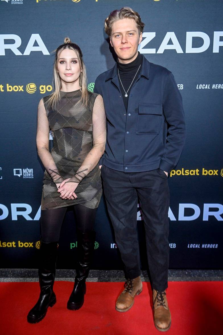 Premiera filmu “Zadra”. Miszczak i Cieślak pozują razem do zdjęć, a obok nich Wenedzikowska z nową fryzurą