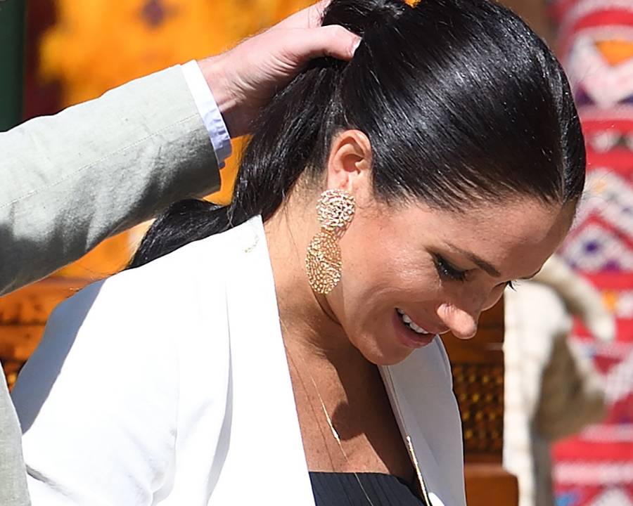 Książę Harry wykonał uroczy gest! Złapał Meghan za włosy