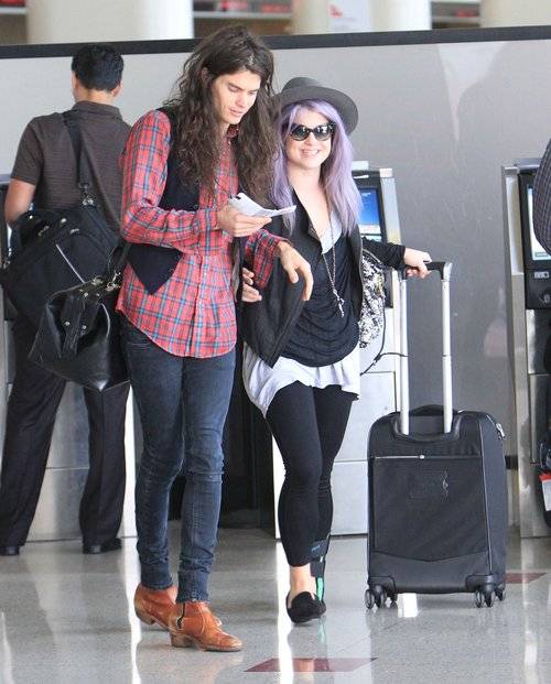 Kelly Osbourne z chłopakiem na lotnisku