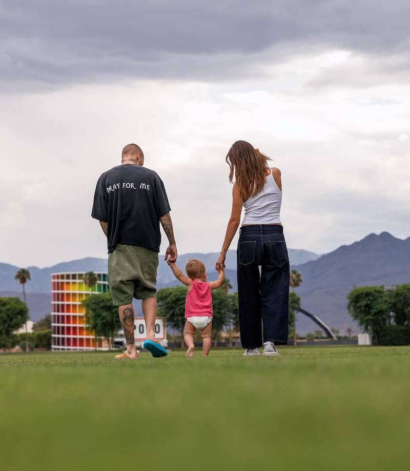 Sielanka u Bieberów. Justin i Hailey zabrali Jacka Bluesa na rodzinny spacer (FOTO)