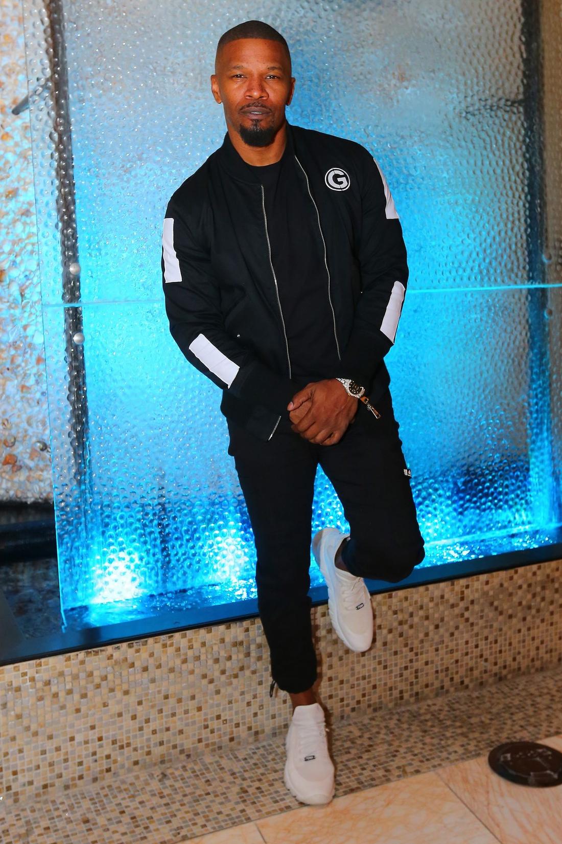 Jamie Foxx pozuje przy ścianie