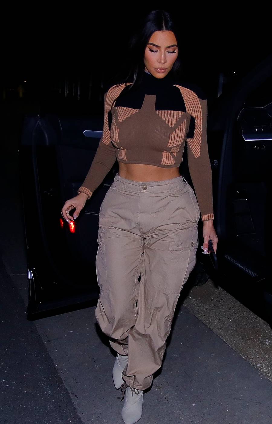 Kim Kardashian załatwia sprawy biznesowe. Spodnie jeszcze bardziej powiększyły jej POŚLADKI (ZDJĘCIA)