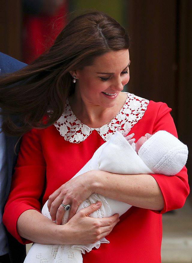 Księżna Kate i książę William przed szpitalem po narodzinach royal baby