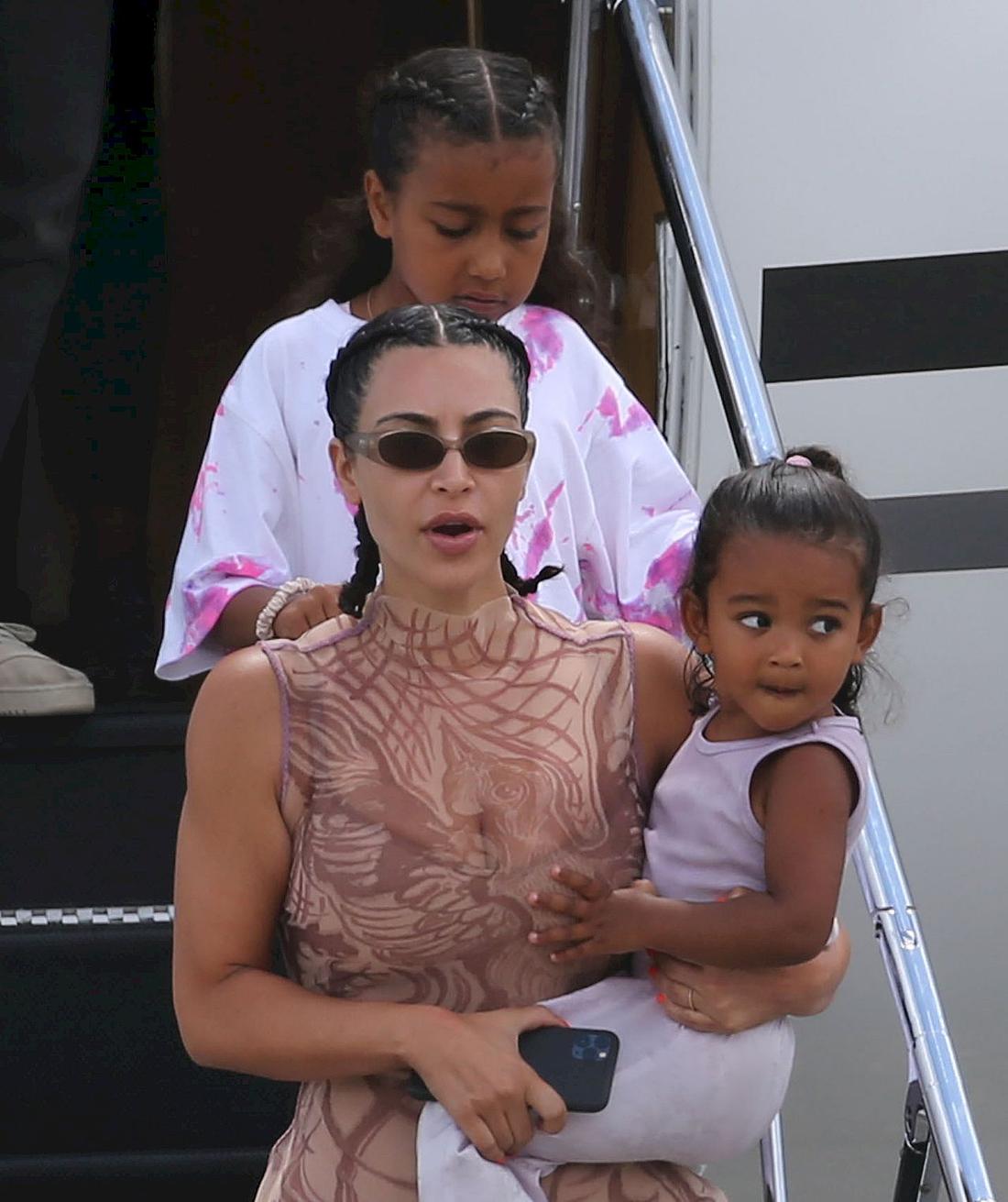 Kim Kardashian wraca z wakacji z dziećmi