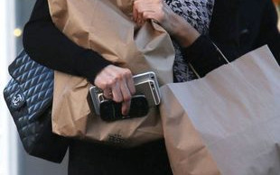 Dla niej dwa telefony to za mało (FOTO)